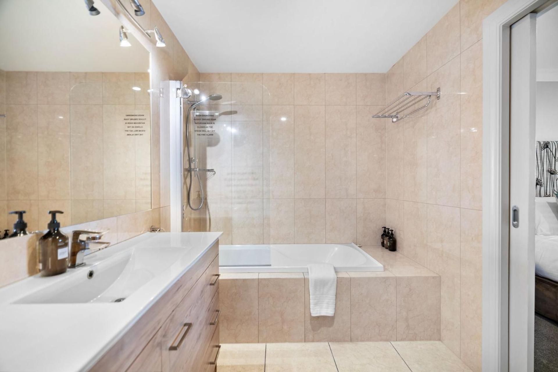 Lakefront Luxury 912 The Beacon 3 Bedroom ควีนส์ทาวน์ ภายนอก รูปภาพ